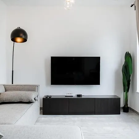 Lux 1br King Bed, Balcony, Near Center