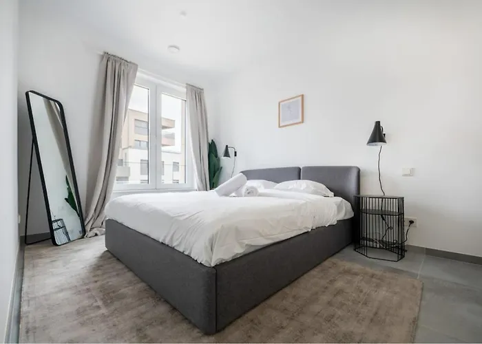 Lux 1br King Bed, Balcony, Near Center *