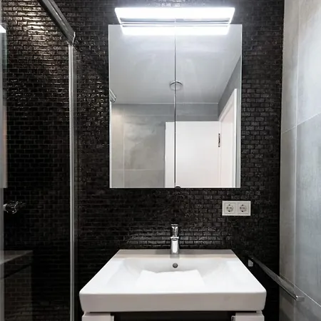 Daire Lux 1br King Bed, Balcony, Near Center