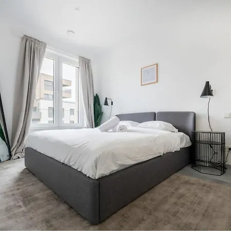 Lux 1br King Bed, Balcony, Near Center *